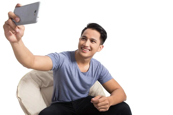 Joven atractivo hombre tomando fotos de él mismo (selfie) con s — Foto de Stock