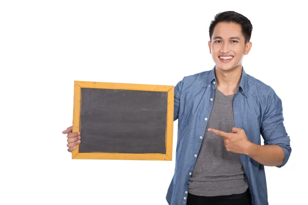 Jovem asiático homem segurando blackboard no fundo branco — Fotografia de Stock