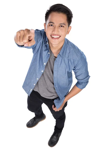 Joven asiático hombre posando en el blanco fondo, apuntando a la — Foto de Stock