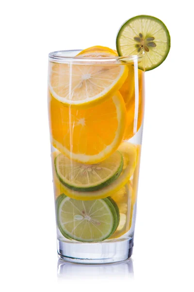 Наповнена водою суміш апельсина, лимона і лайма — стокове фото