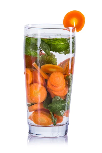 Mistura de água infundida de cenoura e hortelã — Fotografia de Stock