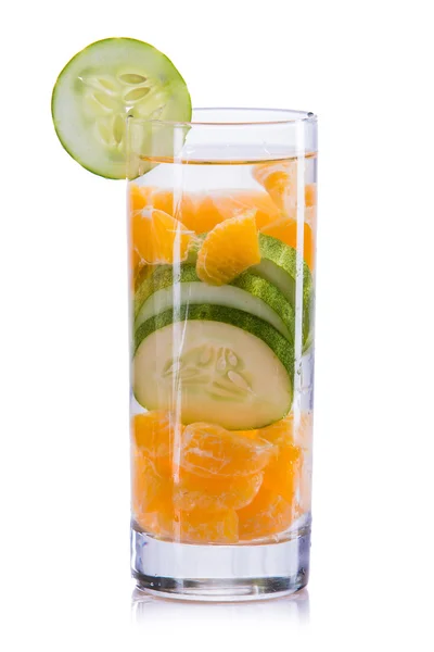 Mistura de água infundida de pepino e laranja — Fotografia de Stock