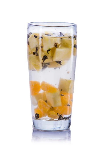 Wassermischung aus Orangen, Ananas und grünem Tee — Stockfoto