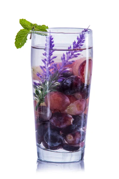 Mezcla de agua infundida de uva púrpura, lavanda y uvas rojas — Foto de Stock