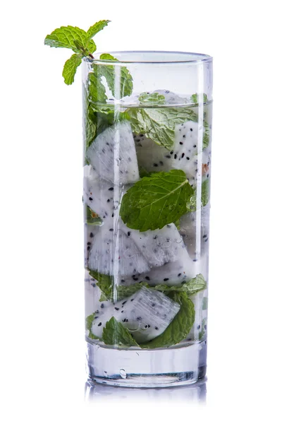 Mistura de água infundida de fruta de dragão e hortelã — Fotografia de Stock