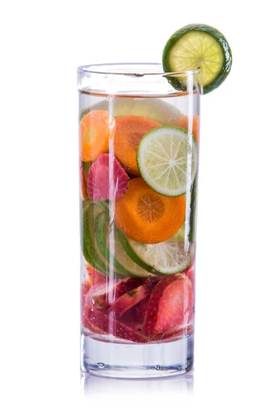 Mistura de água infundida de cenoura, morango e limão — Fotografia de Stock