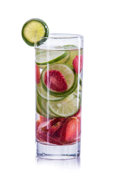 Infunderas vatten blanda jordgubbar och lime — Stockfoto