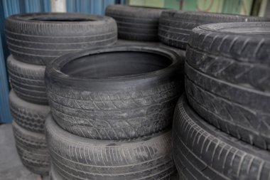 Kullanılan lastik ve jant yığını