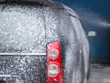 Oto yıkama istasyonu yıkandıktan araba