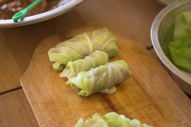 Lahana sarma bir et yapmak için işleme