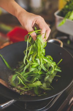 Su ıspanak ot hotpot içinde yanan içine ekleme, yakın çekim