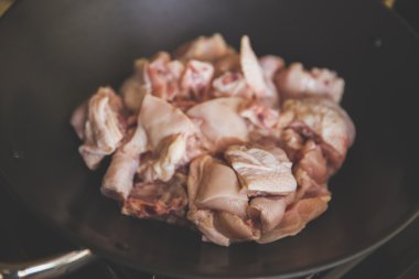 Et içinde sağlıklı bir yemek için zengin bir et suyu ihtiva eder