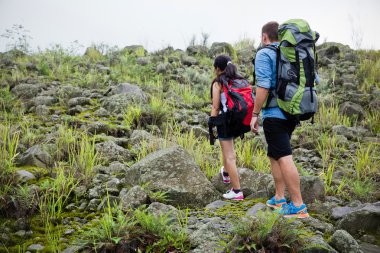 Karışık yarış çift birlikte trekking gitmek, bir yokuş yukarı, n yürüyüş