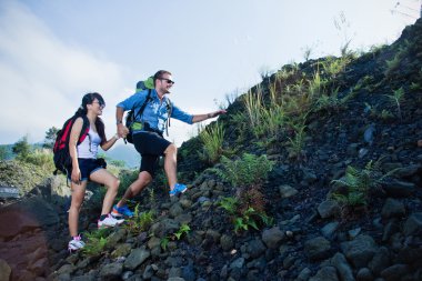 Karışık yarış çift birlikte trekking gitmek, bir yokuş yukarı, n yürüyüş