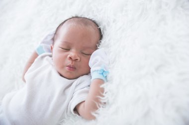 Yenidoğan yatakta