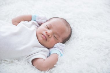 Yenidoğan yatakta