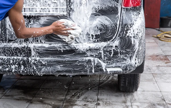 Mão lavando um carro — Fotografia de Stock