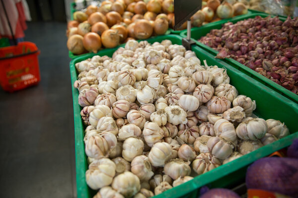 garlic in grocery store