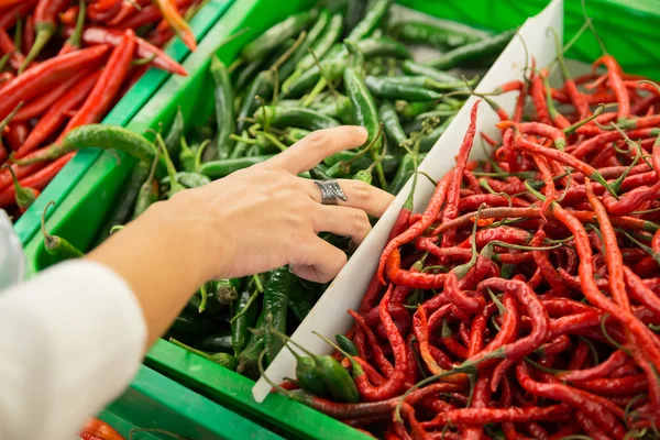 Peperoncino sulla bancarella del mercato, erbe asiatiche — Foto Stock