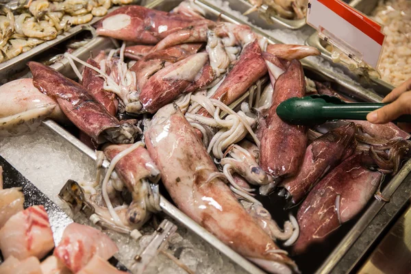 Indonesischer Tintenfisch auf einem Tablett auf einem traditionellen Markt — Stockfoto