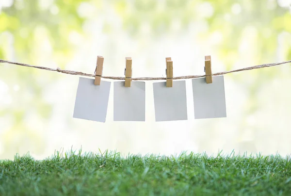 Boş kağıt alanına clothesline üzerinde asılı — Stok fotoğraf