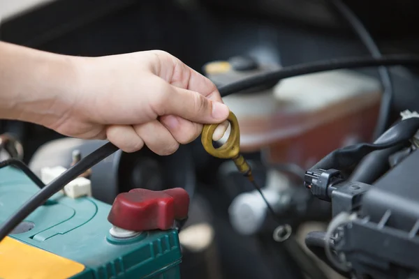 Comprobación de aceite de motor en un coche, relacionado con la máquina — Foto de Stock