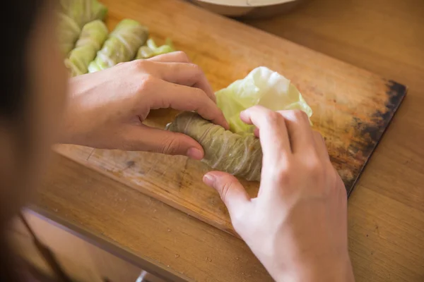 Verarbeitung zu einer Frikadelle in Kohl — Stockfoto