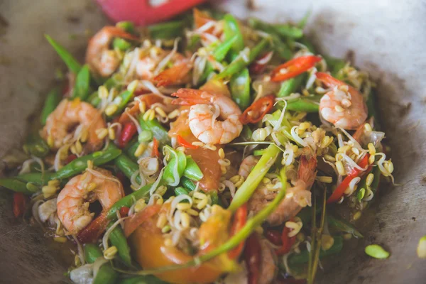 Sauteing garnaal, bonen en groenten — Stockfoto