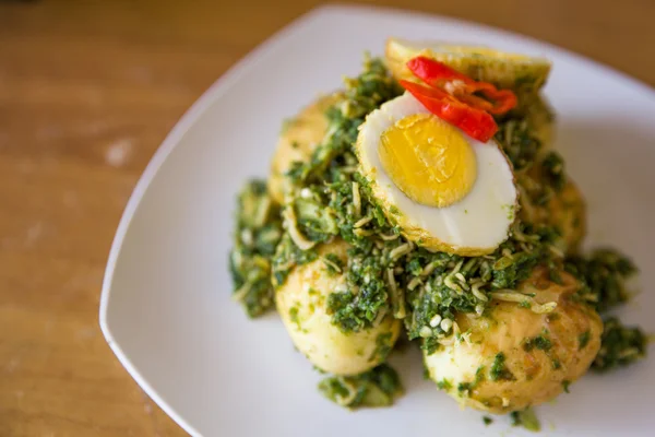 Tavada yumurta ve yeşil biber soslu hamsi ile karıştırın — Stok fotoğraf