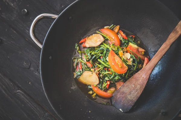 Aduk-menggoreng kale dengan tomat, menutup — Stok Foto