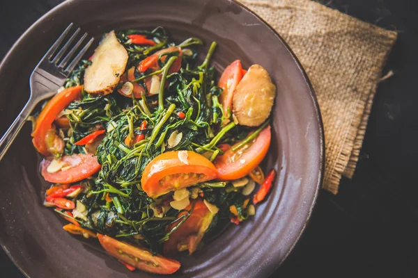 Kale dan tomat aduk-goreng, tutup — Stok Foto