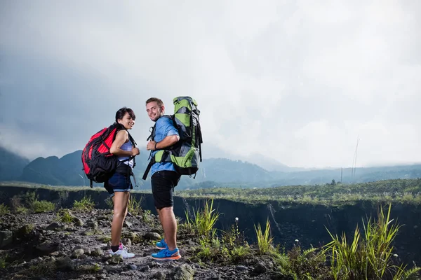 Casal misto vai trekking juntos, fundo da natureza — Fotografia de Stock