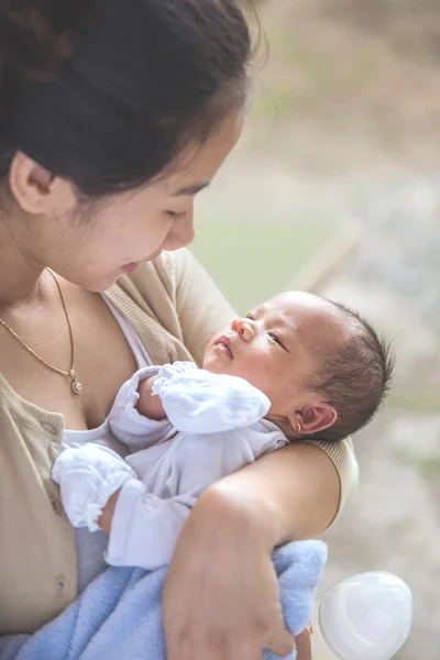 Mignon nouveau-né porté par sa mère — Photo