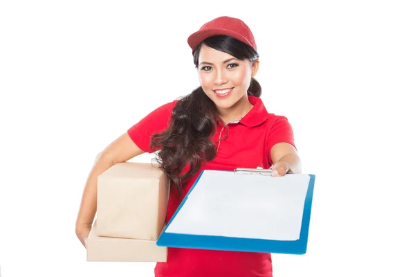 Serviço de entrega feminina entregando feliz pacote para o cliente — Fotografia de Stock