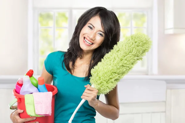 Mulher segurando produtos de limpeza — Fotografia de Stock