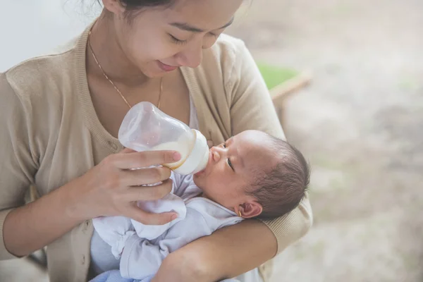 귀여운 신생아 아기 병을 사용 하 여 그녀의 어머니에 의해 먹이 하 고 — 스톡 사진