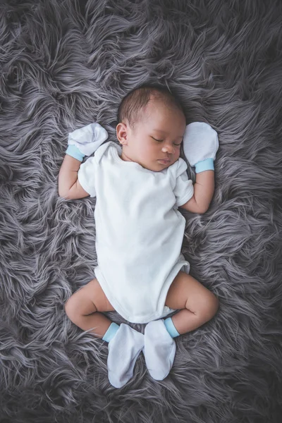 毛皮で覆われたベッドに新生児 — ストック写真