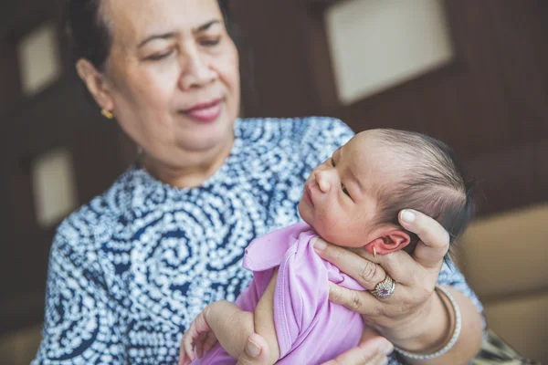 Abuela sosteniendo a su nieta recién nacida, de cerca — Foto de Stock