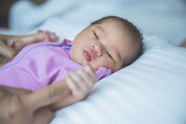 Neonato rannicchiato che dorme su una coperta, tenendo il dito, cl — Foto Stock