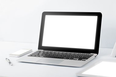 dizüstü bilgisayar ve Gadget'ları çalışma masası üzerinde