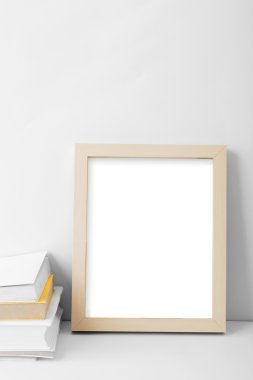 Resepsiyon boş fotoğraf çerçevesi iç içe kitap yığını