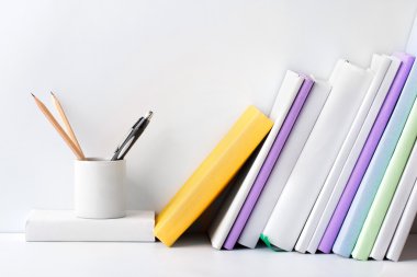 kitap ve Kırtasiye cam beyaz arka planda satır