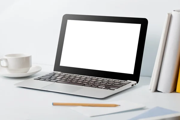 Portátil con pantalla en blanco en el escritorio con papelería y cof —  Fotos de Stock