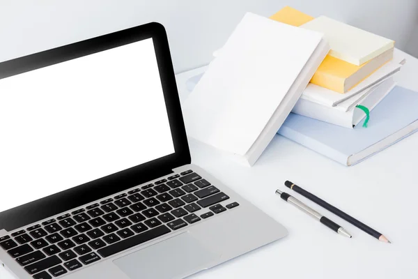 Laptop e pilha de livros na mesa — Fotografia de Stock