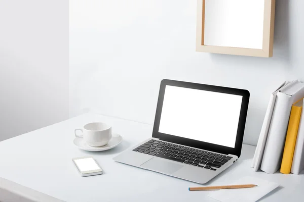 Desktop modern kreatif di area kerja — Stok Foto
