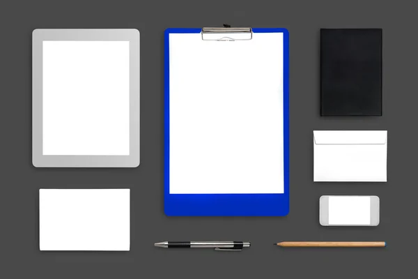 Desktop mock up ufficio con computer portatile, tablet, cellulare, clipboa — Foto Stock