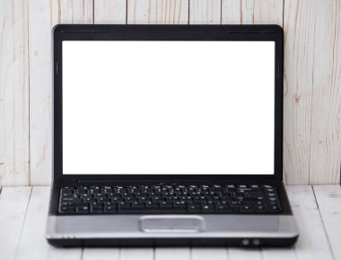 Duvar ve ahşap arka plan üzerinde siyah dizüstü bilgisayar