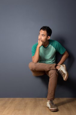 Rahat oturuyor, düşünme genç adam