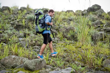 Beyaz delikanlı roccky tepede bir trekking git