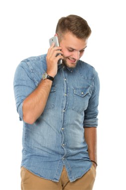 Genç adam izole telefonda konuşurken
